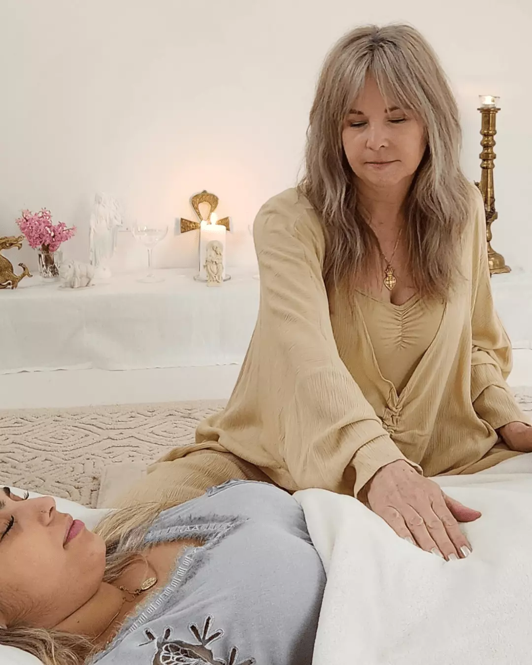 An image of Elle Kerr-Wilson working is a Sacred Vision Healing Session