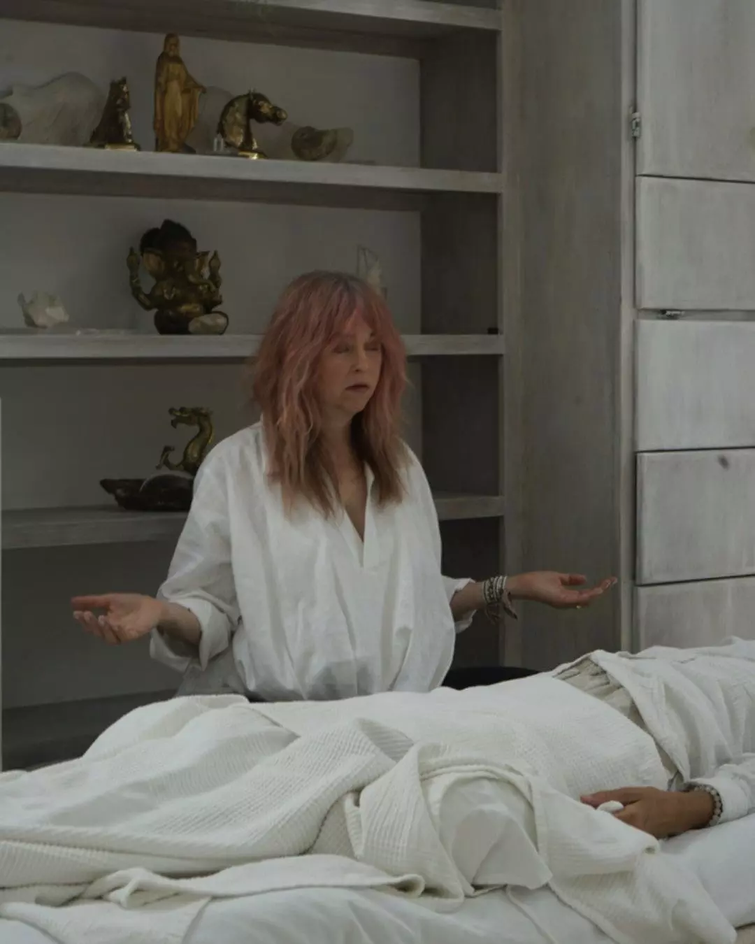 Sacred Vision Healing session with Elle Kerr-Wilson working with a client in a held meditative field